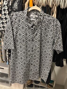 Short-Sleeve Black & White Diamond Print Button-Down Shirt